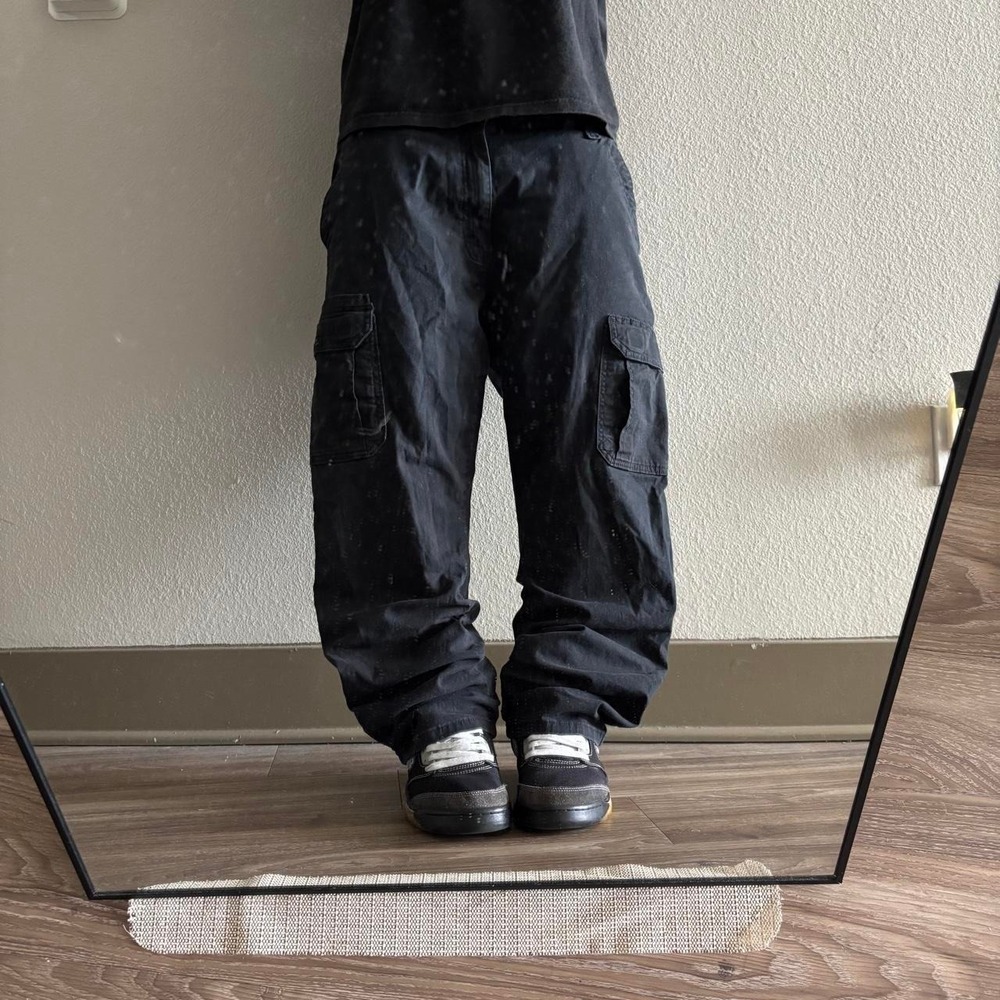 Vintage Y2K/2000s Black Streetwear Skater Essential Cargo Pants! 36x30